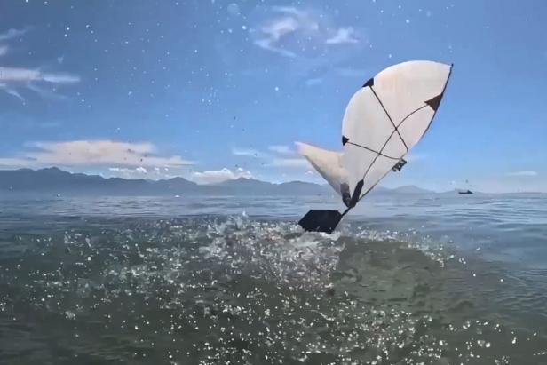 Roboter mit Flügeln startet aus dem Wasser.