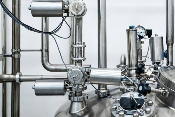 Rohrleitungssystem mit Ventilen einer CIP-Anlage in einer Industriehalle.
