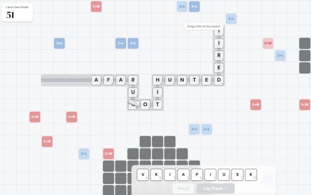 Scrabble-ähnliches Spielbrett mit Zug und Buchstabensteinen.