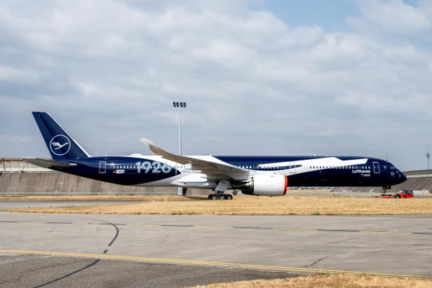 Lufthansa-A350-1000 in Sonderlackierung auf dem Rollfeld.