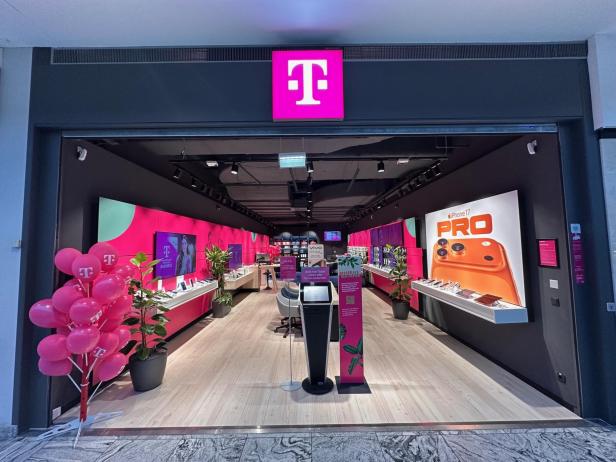 Magenta-Shop mit pinkem Telekom-Logo und Smartphone-Auslage.