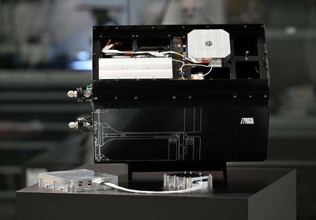 MEDIENTERMIN BUNDESMINISTERIUM FÜR LANDESVERTEIDIGUNG (BMLV) "BESICHTIGUNG EINES ÖSTERREICHISCHEN SATELLITEN-DEMO-MODELLS SOWIE DER PRODUKTIONSSTÄTTE"