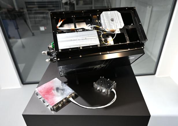MEDIENTERMIN BUNDESMINISTERIUM FÜR LANDESVERTEIDIGUNG (BMLV) "BESICHTIGUNG EINES ÖSTERREICHISCHEN SATELLITEN-DEMO-MODELLS SOWIE DER PRODUKTIONSSTÄTTE"