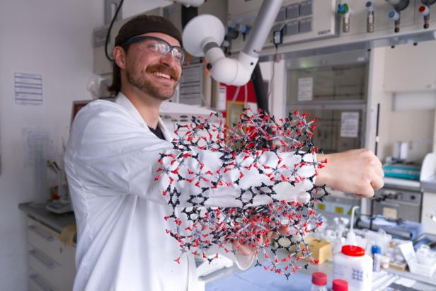 Ein Forscher der Universität Kiel hält ein molekulares Modell des porösen Materials CAU-10-H im Labor.