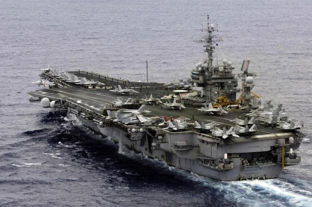 Flugzeugträger USS Kitty Hawk fährt auf ruhiger See
