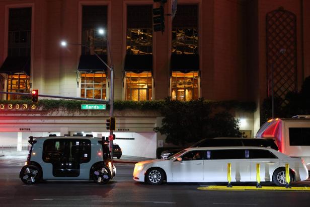 Robotaxi von Zoox neben Limousine