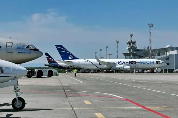 Passagiermaschien steht am Flughafen