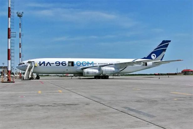 Passagiermaschine steht am Flughafen