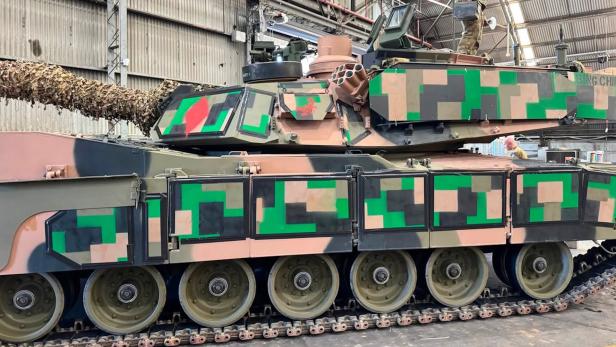 Ein Kampfpanzer steht in einer Garage