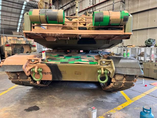 Panzer steht in der Garage