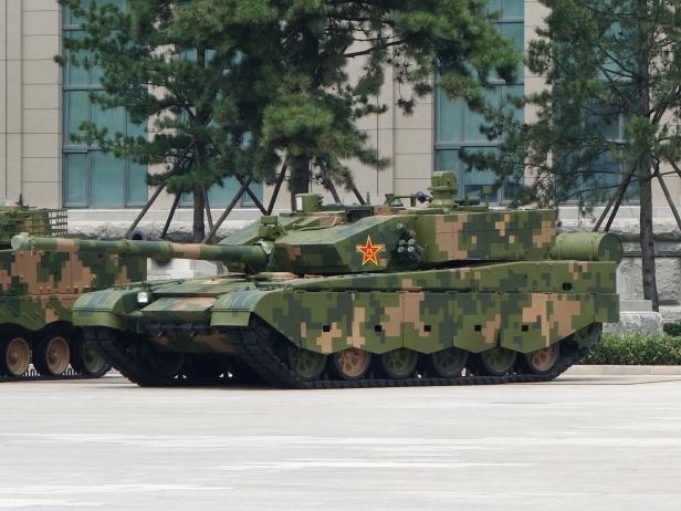 Ein Panzer in Tarnlackierung steht auf der Straße