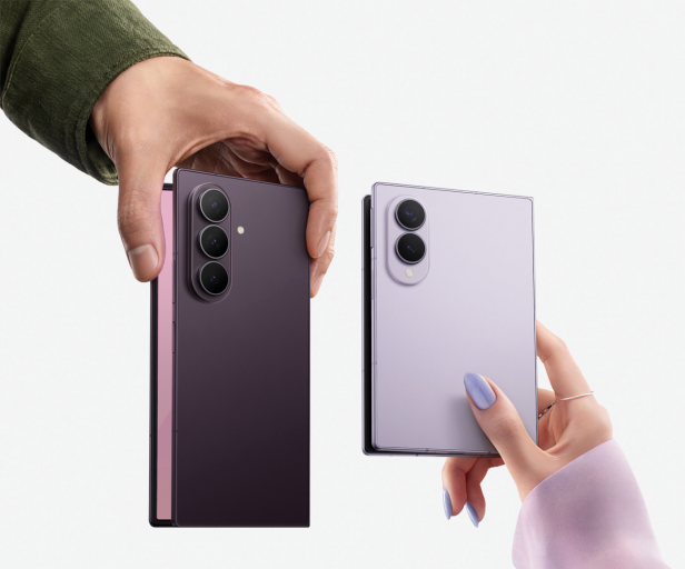 Zwei aufgeklappte Samsung-Falthandys werden von Händen gehalten.