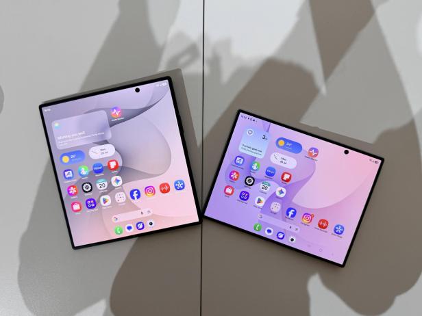 2 Samsung Falt-Handys aufgeklappt nebeneinander