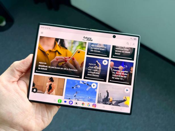 Gefaltetes Samsung-Smartphone mit großem Innendisplay in der Hand.