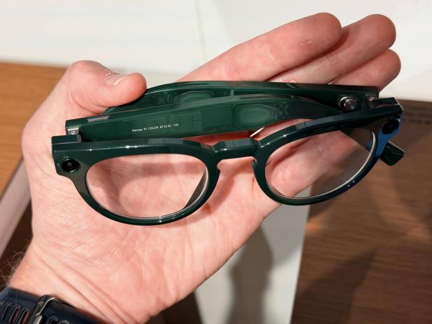 Samsung Smart Glasses in Grün auf einer Hand