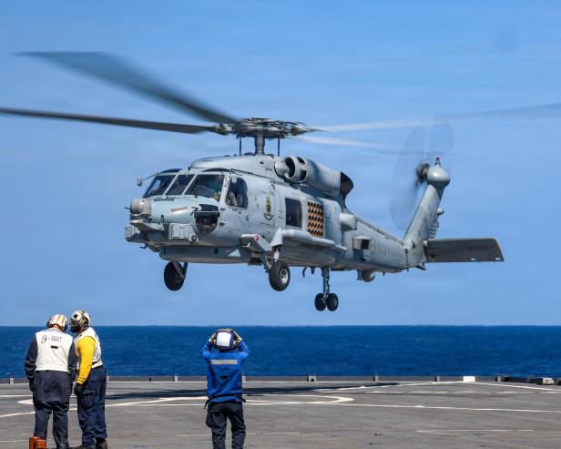 Hubschrauber landet auf einem Schiff