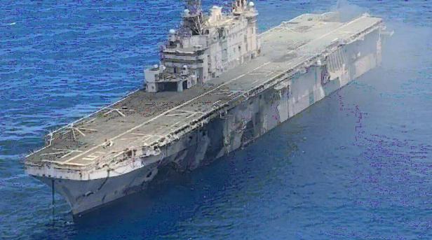 Die USS Peleliu treibt als Zielschiff im Meer während der RIMPAC-Übung.