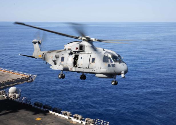 Grauer Hubschrauber hebt von einem Schiff ab