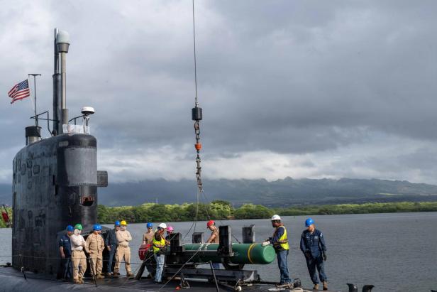 U-Boot wird per Kran mit einer Antischiffsrakete beladen