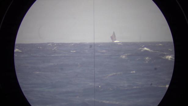 Zielschiff mit fernglasartigem Fadenkreuz auf offener See.