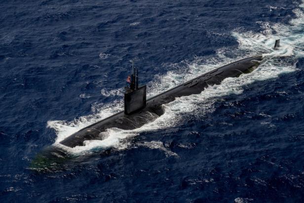 U-Boot fährt aufgetaucht im Meer
