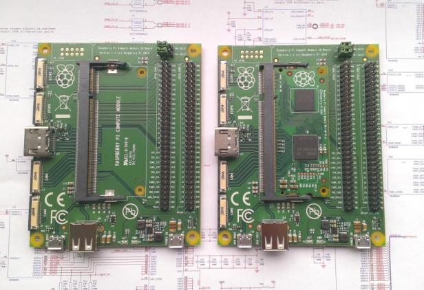 Zwei Raspberry Pi Compute Module liegen auf einem Schaltplan.