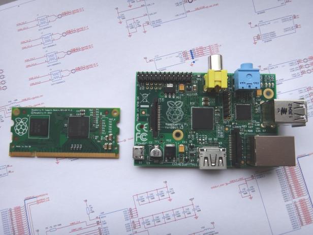 Ein Raspberry Pi und ein Raspberry Pi Compute Module liegen auf Schaltplänen.