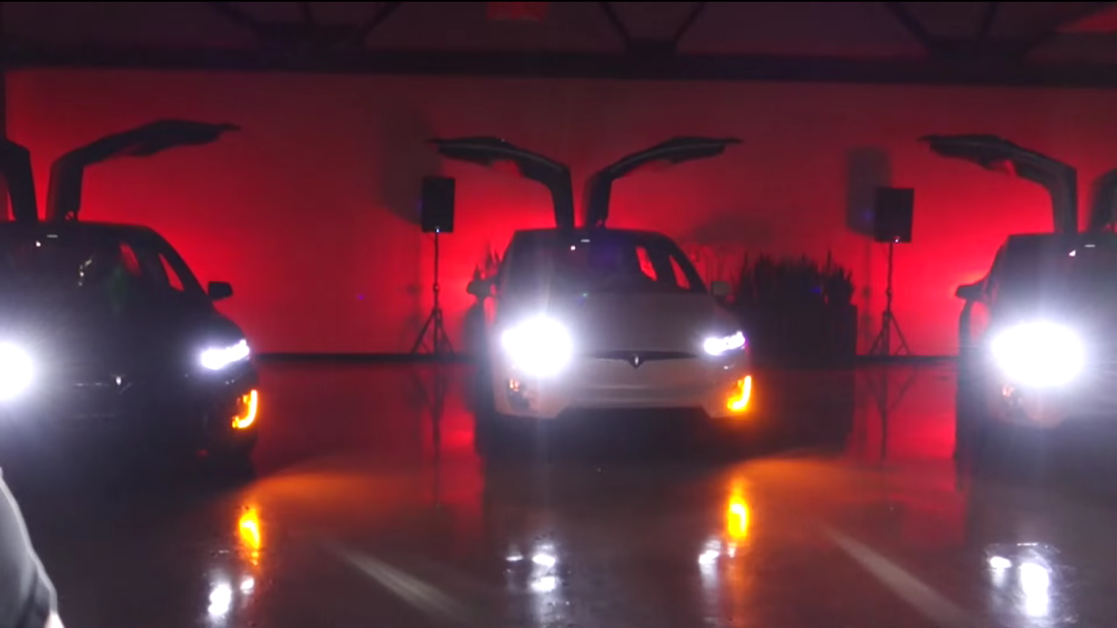 Tesla Model X spielt Lichtshow zu Musik ab