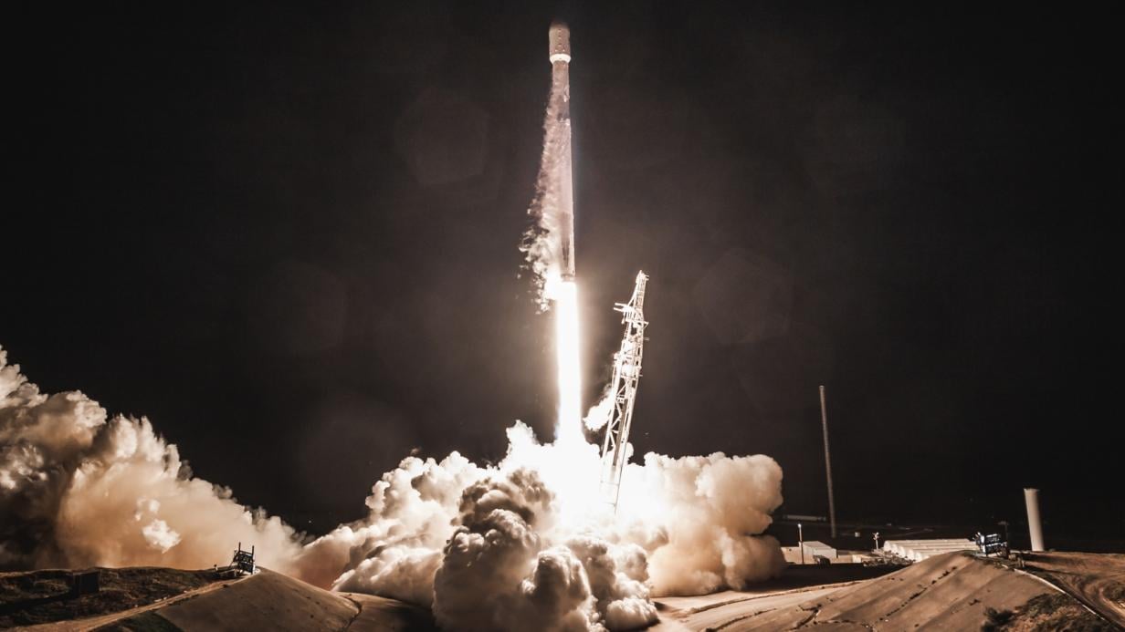 Spacex Rakete Fliegt Satelliten Ins All