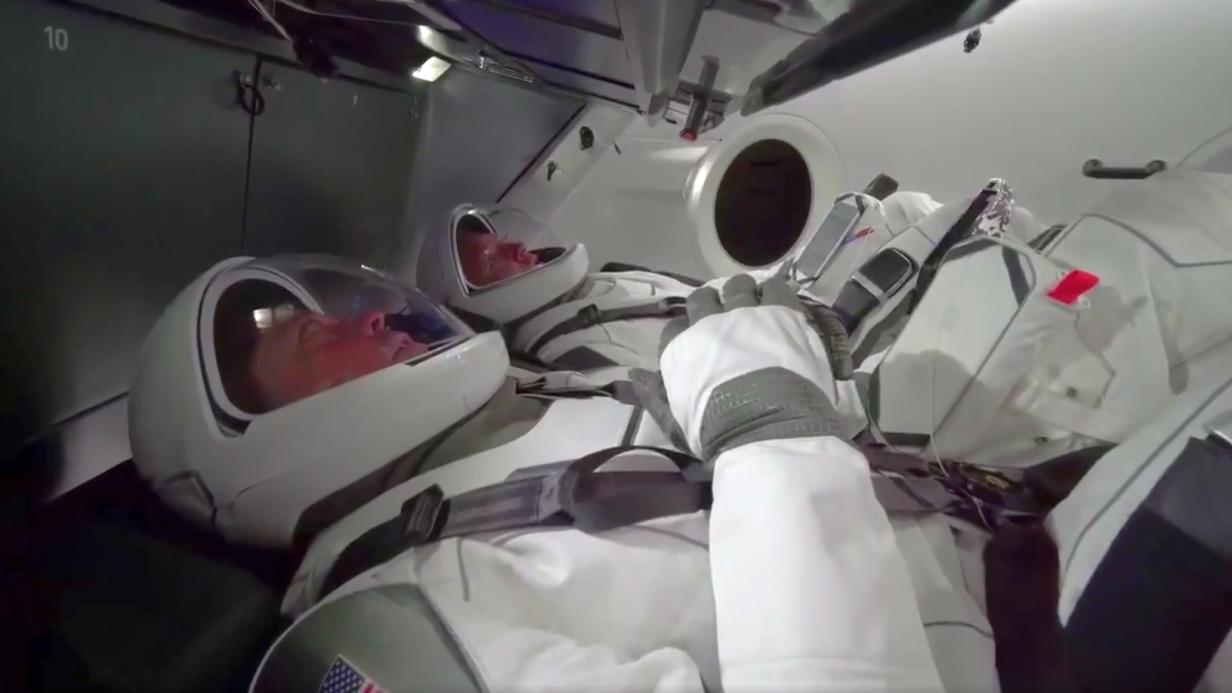 NASA Astronauten Testen SpaceX Raumanzug In Dragon Kapsel