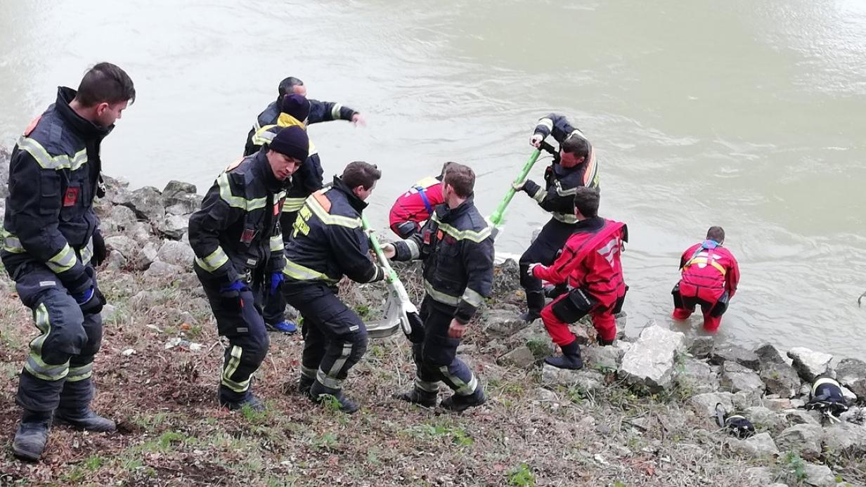 Wenn E Scooter Und Eiskasten Im Donaukanal Baden Gehen