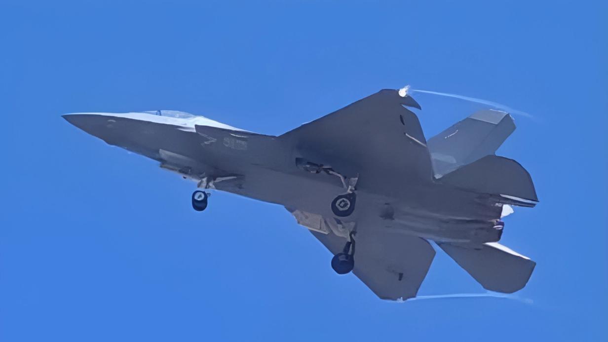 Neue Fotos von chinesischem StealthKampfjet J35