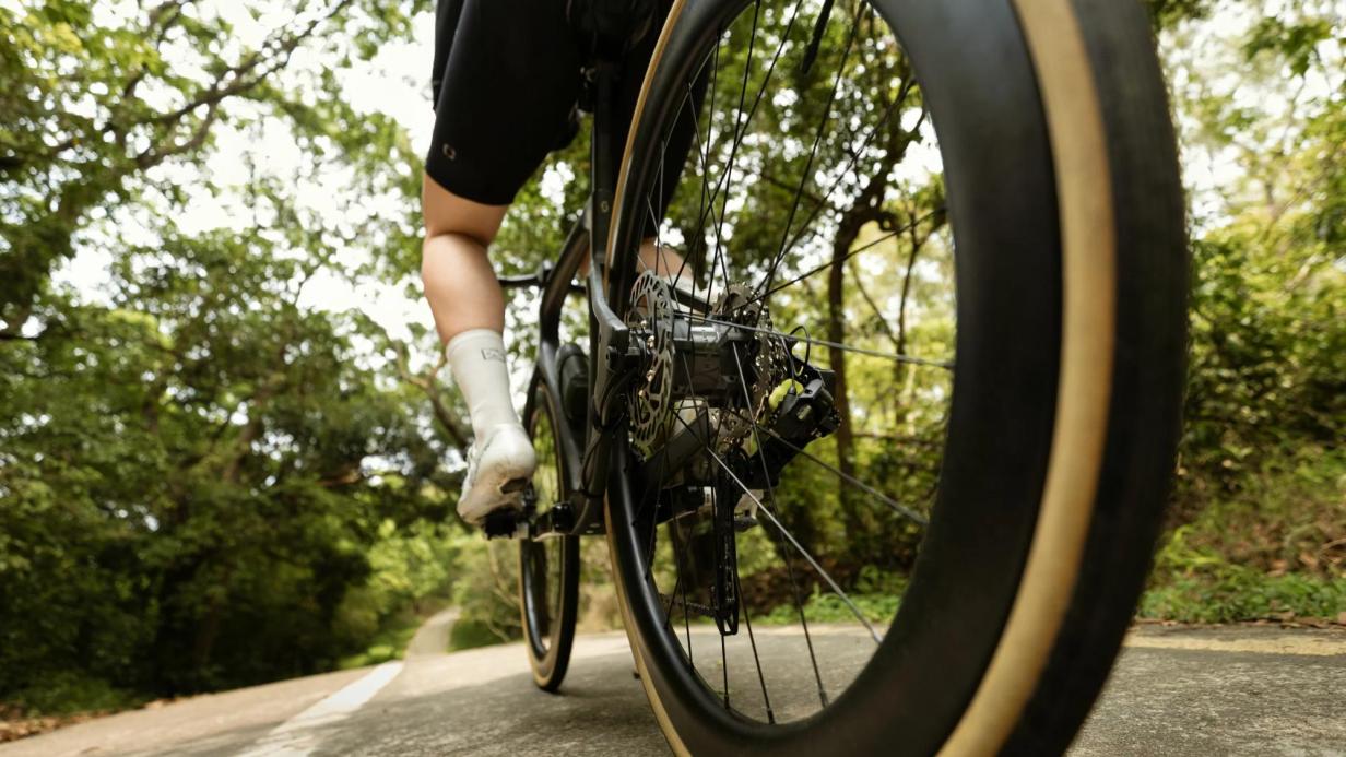 Dieses 1,7 kg leichte Gadget macht aus eurem Fahrrad ein E-Bike