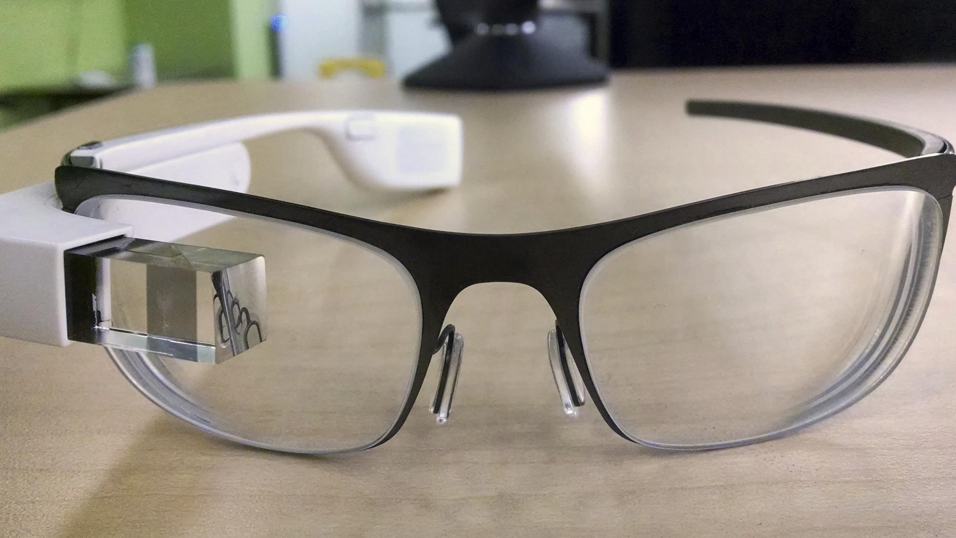 Neue Bilder Von Google Glass Fur Optische Brillen Futurezone At