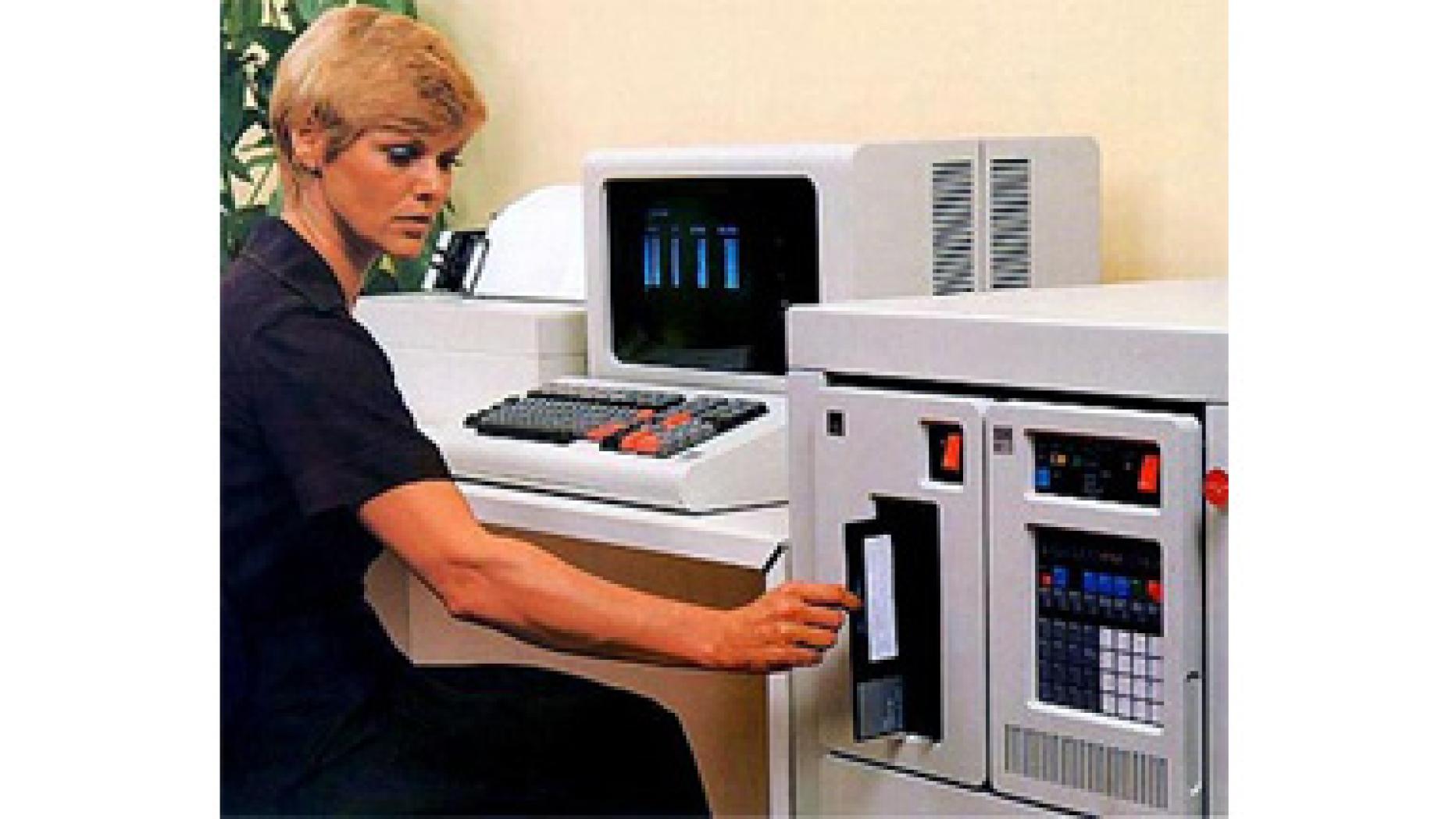 Still technology. IBM Series/1. IBM 70. Старые дискеты для компьютера. Компьютер 1980 года.