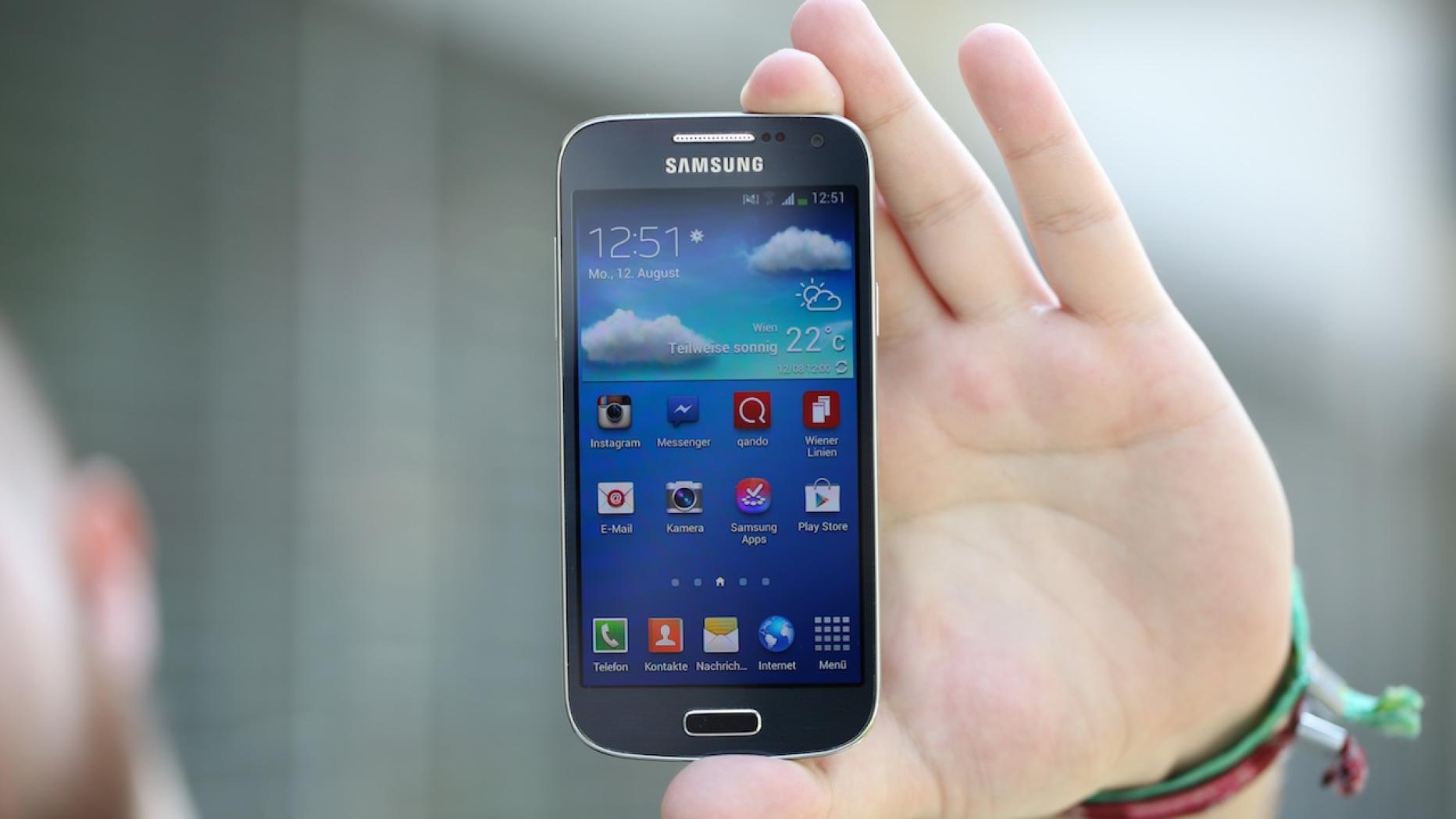 Какие самсунги поддерживают беспроводную. Samsung s21 Mini. Самсунг 6 мини матрица. Samsung Galaxy s21 в руке. Samsung leader 8.