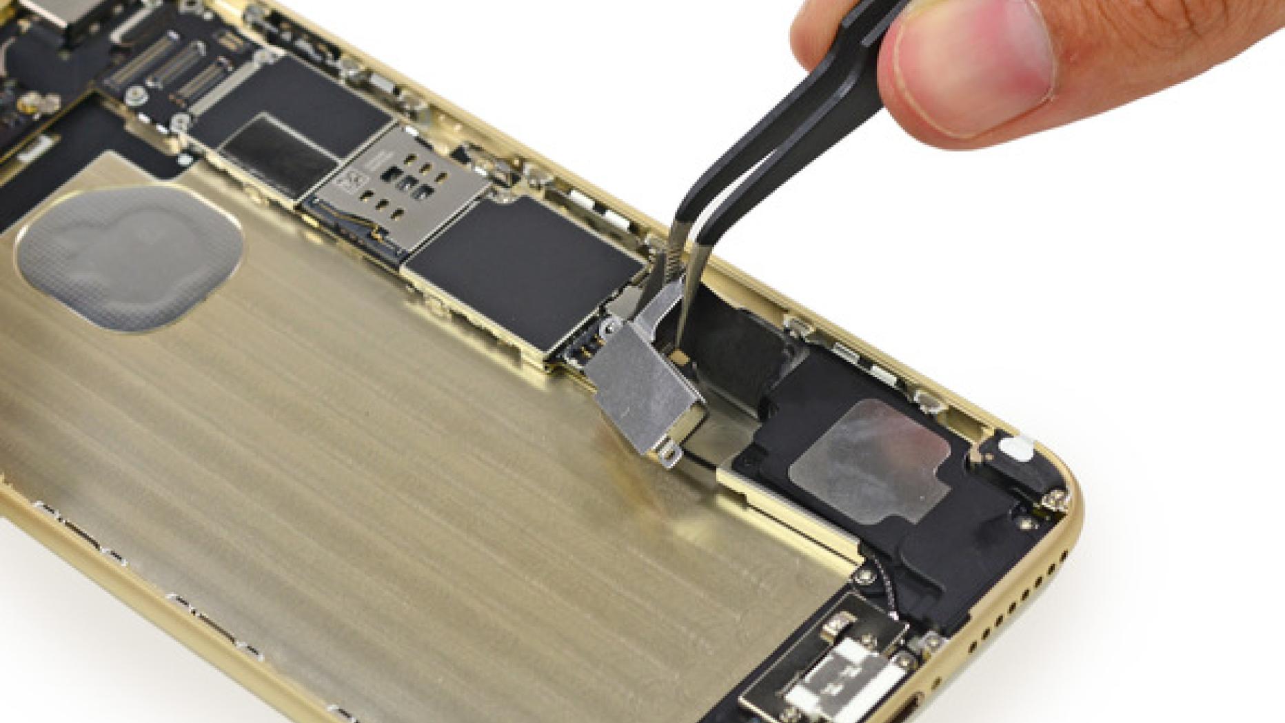 Iphone 6 band. Iphone 6 Plus в разборе. Iphone 6 Teardown. Разобранный айфон 6. Вибромоторчик айфон 6s.