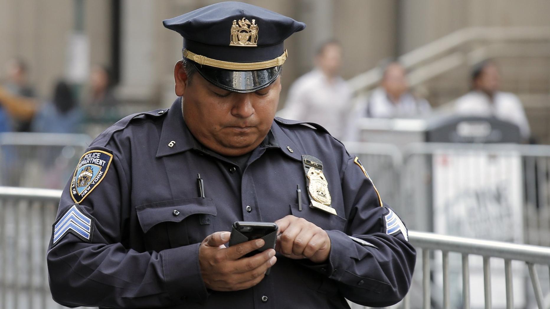Полицейские проверяют телефоны. Форма полиции Нью-Йорка. Полицейский. Полицейский США. Полный полицейский.