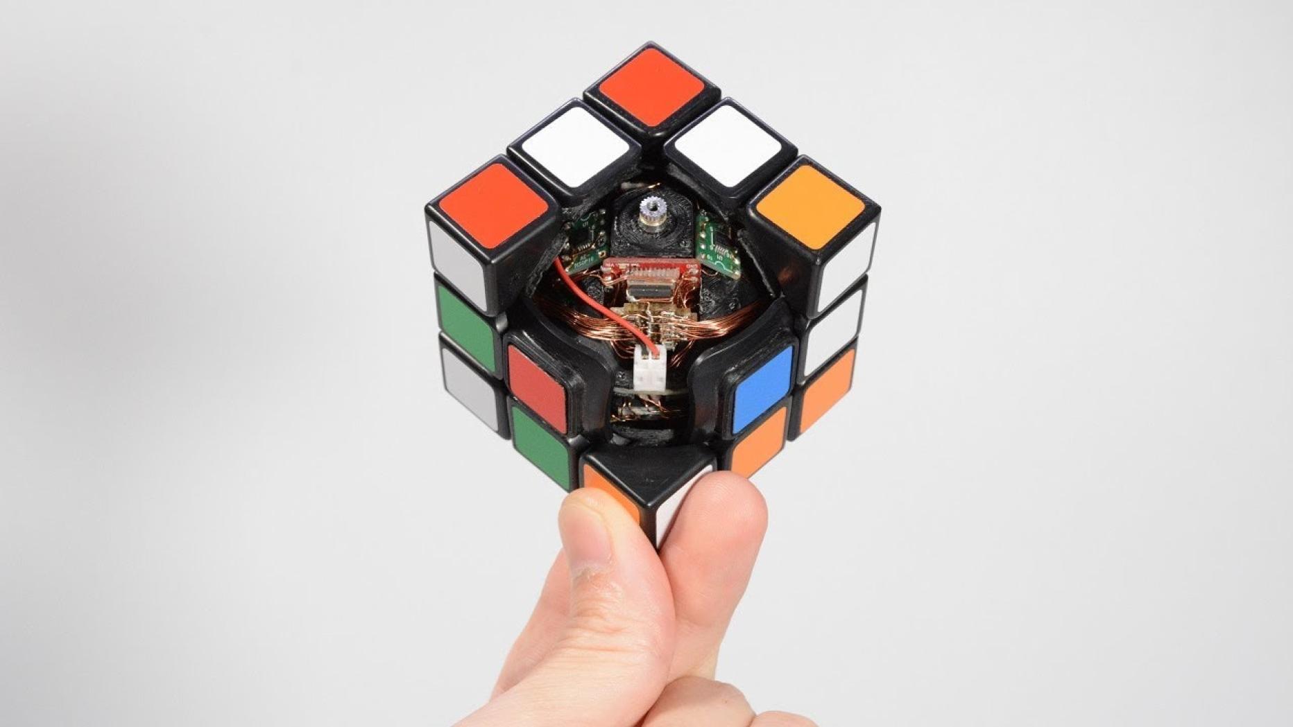 Video Gruseliger motorisierter Rubik’s Cube löst sich selbst