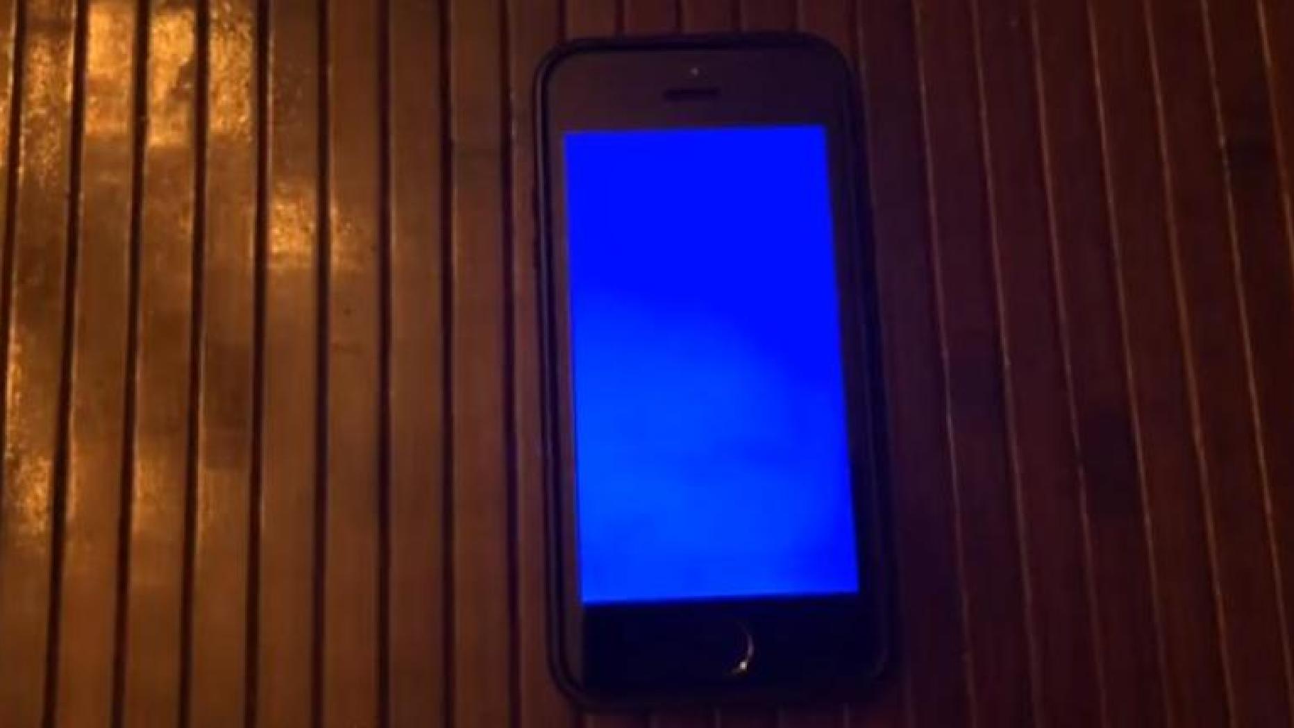 Xiaomi загорается экран. Синий экран. Синий экран на телефоне. Экран смерти айфон. Мерцает экран телефона.