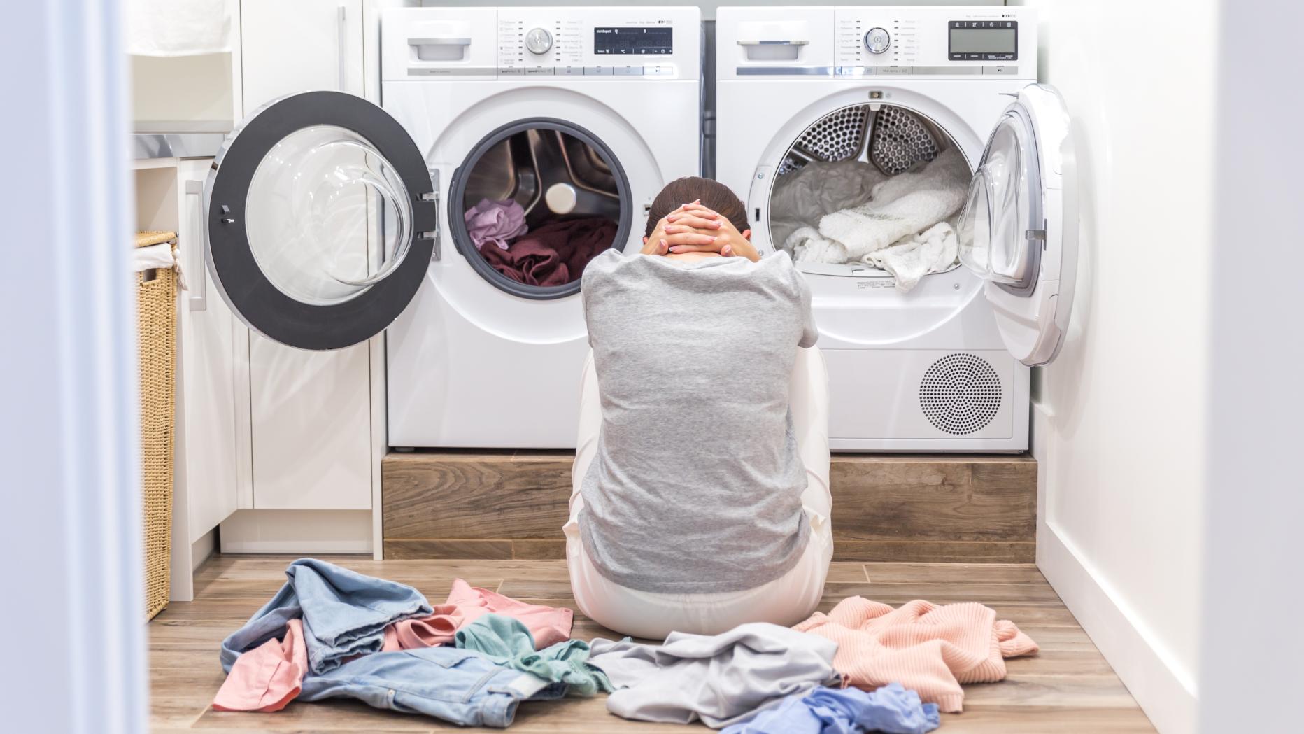 Washing floor. Стиральная машинка грустная. Разгрузка стиральной машины. Стирка устала. Стиралка устала.