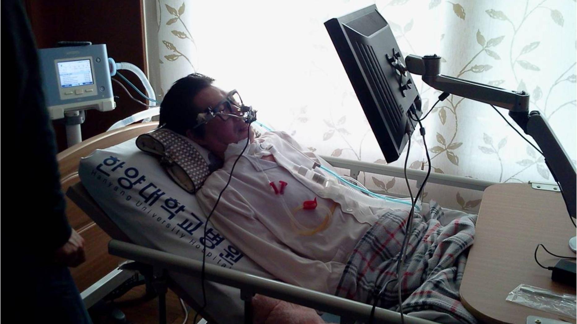 Детям об интернете. День отдыха от гаджетов. Парень за монитором. Человек с ноутбуком. Без компьютера как без рук.