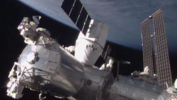 Dragon dockt an die ISS an.