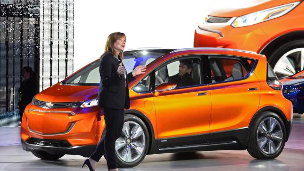 Mary Barra, CEO von General Motors, mit dem Chevrolet Bolt