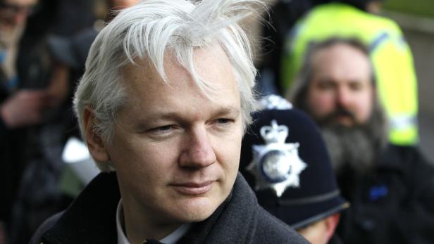 Wikileaks-Gründer Julian Assange wehrt sich seit Monaten gegen eine Auslieferung nach Schweden, wo er ungeschützten Sex mit zwei Frauen gehabt haben soll.