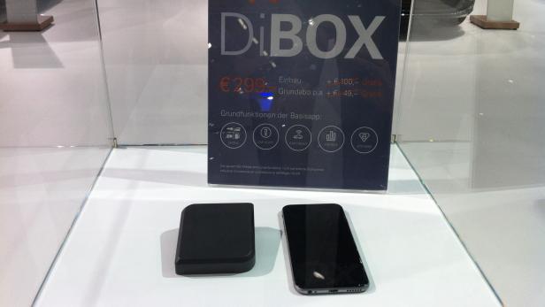 Die DiBox im Größenvergleich mit einem iPhone 6