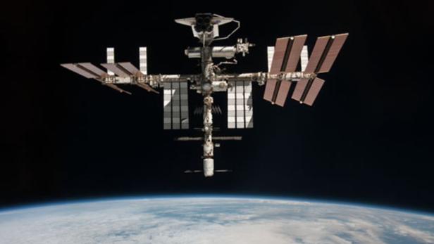 Das von der US-Luft- und Raumfahrtbehoerde NASA veroeffentlichte Handout zeigt die Internationale Raumstation ISS mit einem angekoppelten Space Shuttle.