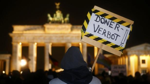 Verballhornte Pegida-Parolen bei einer Demo in Berlin: Die Angst vor Islamisierung sei nicht der treibende Faktor der Pegida-Anhänger, meint eine Studie.