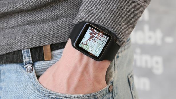 Die Sony Smartwatch 3 läuft unter Android Wear und zeichnet sich durch integrierten GPS-Sensor, NFC und WLAN-Fähigkeit aus. Im konnte die Sony SmartWatch 3 überzeugen. Kostenpunkt: 229 Euro.