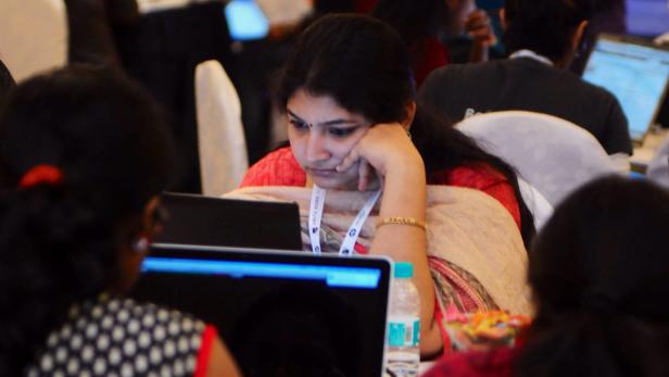Eine Software-Entwicklerin bei einem Hacking-Wettbewerb in Bangalore